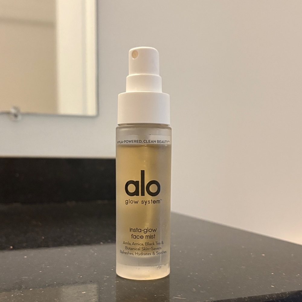 ALO Yoga Glow System Insta-Glow Face Mist - White and Black